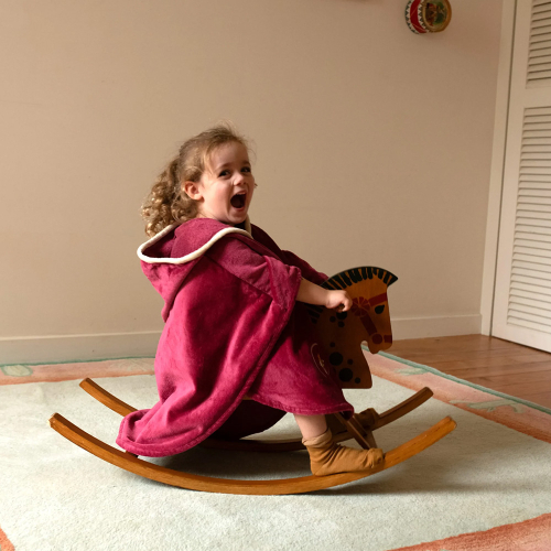 Cape de bain Souris Framboise portée sur enfant