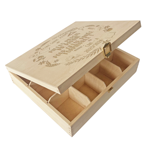 Offrez un cadeau plein de douceur et de reconnaissance avec cette boîte à thé en bois gravée, spécialement conçue pour remercier une maîtresse en fin dannée scolaire. Élégamment décorée de motifs floraux et dun message gravé comme : « Mille mercis pour cette belle année scolaire  CM1 B  2021-2022 », cette boîte personnalisable allie utilité et émotion.  Dotée de 12 compartiments, elle permet de ranger les sachets de thé de façon organisée. Sa fabrication en bois naturel en fait un objet chaleureux, écologique et durable  un souvenir que la maîtresse pourra conserver longtemps.