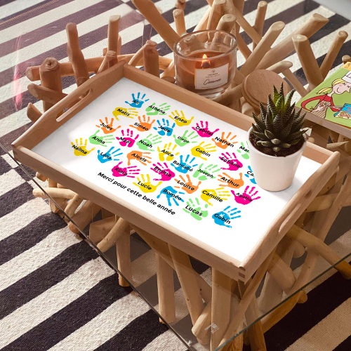 Visuel sur table de plateau imprimé mains d'enfants