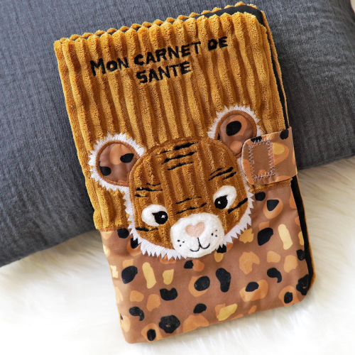 Housse de carnet de santé Spéculos le tigre sur fond canapé