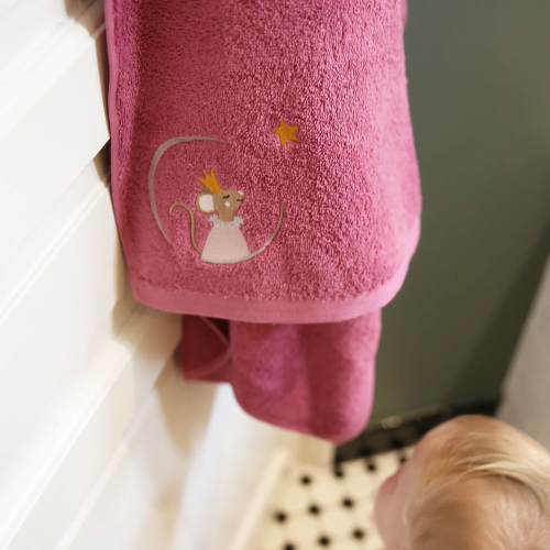 Serviette enfant brodée - Souris Framboise dans salle de bain