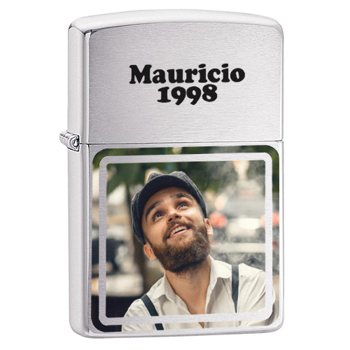 briquet zippo ouvert avec flamme allumée