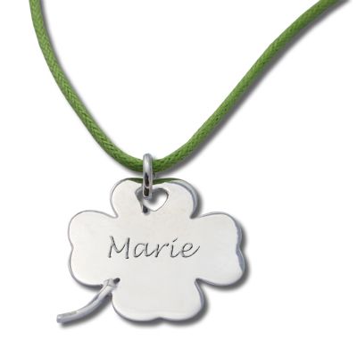 Pendentif trèfle gravé cordon