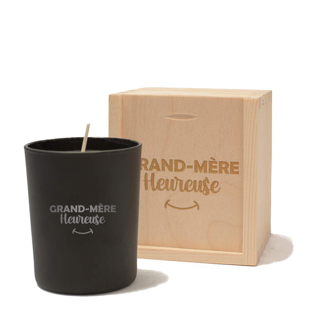 Bougie éteinte Mamie heureuse