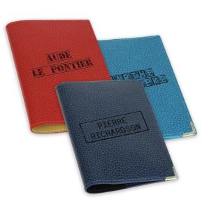 Protège passeport gravé motif tampon